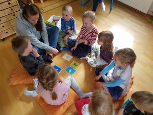 Päiväkodin opettaja vetää Moomin Language School leikkituokiota