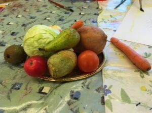Vihanneksia aseteltuna pöydälle