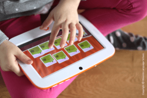 Lapsi opiskelee tabletilla kieliä Moomin Language Schoolin avulla