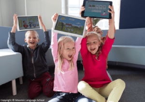 Lapset opiskelevat kieliä Moomin Language Schoolin avulla