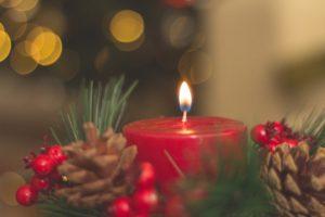 Joulukoristeita ja kynttilä